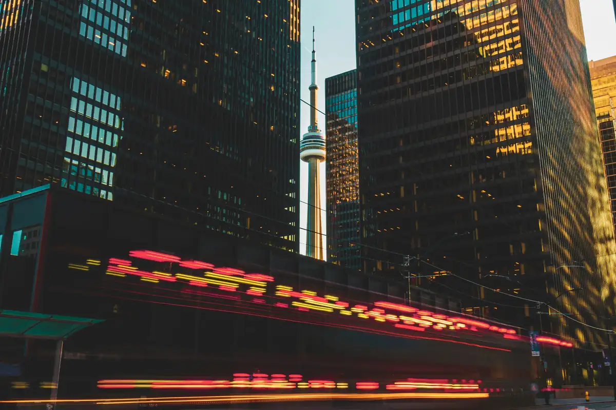 Tours de bureaux d'un quartier d'affaires au crépuscule, un tramway passant en traînée de lumière