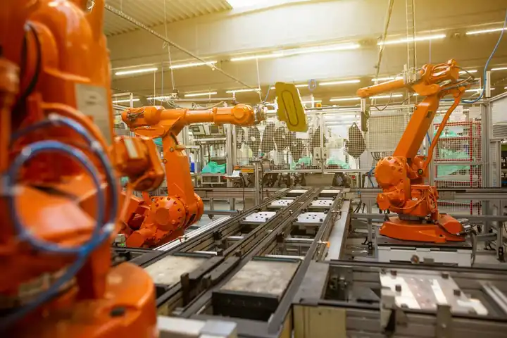 Bras robotisés industriels sur une ligne de production automatisée
