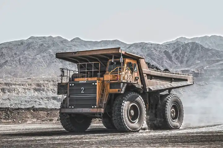 Tombereau de chantier roulant dans une mine à ciel ouvert